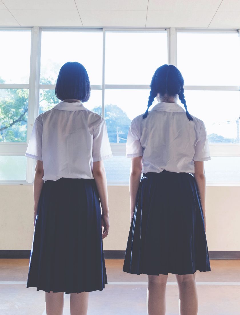 制服姿の学生の写真