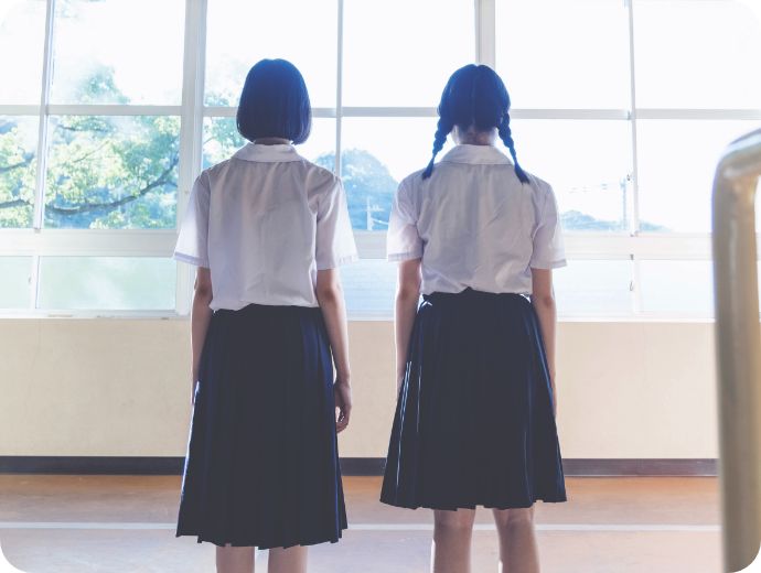 制服姿の学生の写真