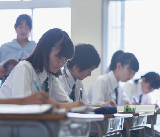 制服姿の学生の写真